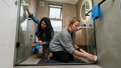 Moho en la ducha: la señal que te dice si basta con limpiar o hay que cambiar la silicona