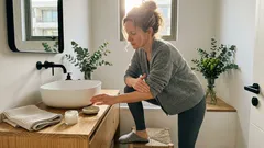 Cómo suavizar codos y rodillas con bicarbonato sin irritar: el detalle que suele resecar la piel